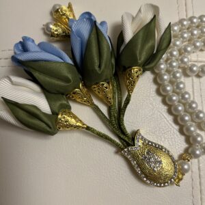 ورد من اللولو الصناعي مع ورد الشتاء الابيض