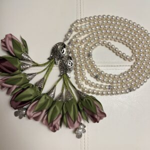 مسباح من اللولو الأبيض الصناعي مع ورد الشتاء