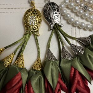 مسباح من اللولو الابيض الصناعي مع الورد الأحمر