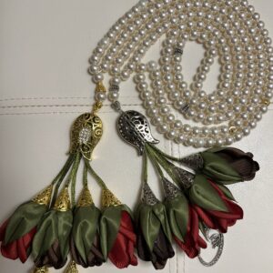 مسباح من اللولو الأبيض الصناعي مع ورد الأحمر