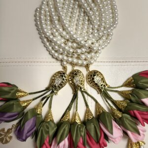 مسباح من اللؤلؤ الأبيض الصناعي مع ورد الربيع الزهري